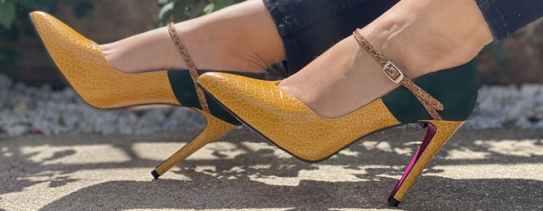 Stiletto de piel mostaza y verde
